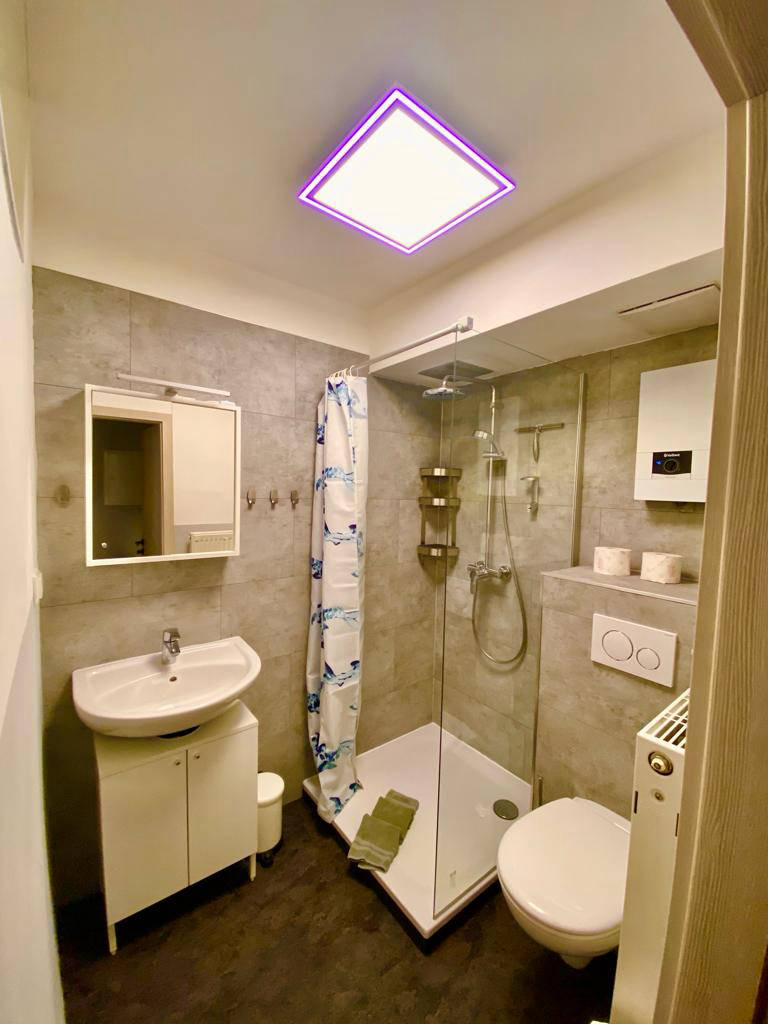 Bad mit Dusche und WC